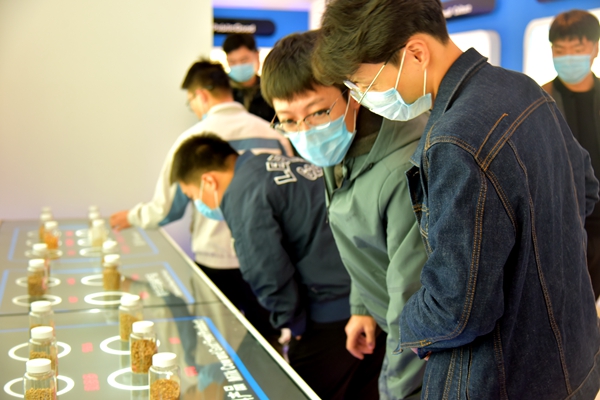 eaeead26764a465abf2c779229cf870c.jpg 参观公司产品.JPG