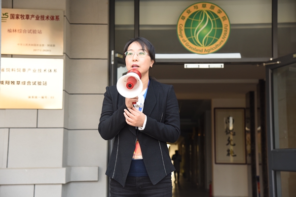 92df5ab0f36d474a8b2c68009f23ae3b.jpg 学院党总支书记苏蓉讲话.JPG