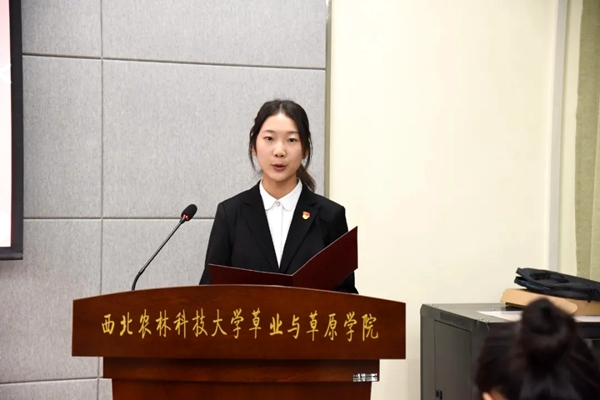 fc9bc1ea68a247b2a74946be2ff192ec.jpg 李尤月代表学院全体团学工作人员作表态发言.jpg