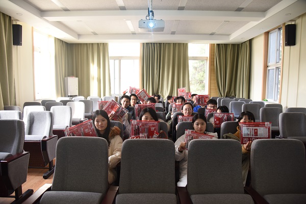 28dca626d35845aa97f59d56111634ee.jpg 考研学生收到学院祝福合影留念.jpg