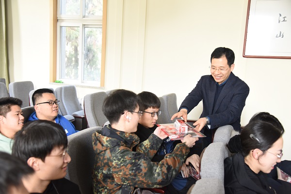 ed971e3da4494c90bce3e012a46c825d.jpg 党总支副书记代表学院送出祝福-3.jpg