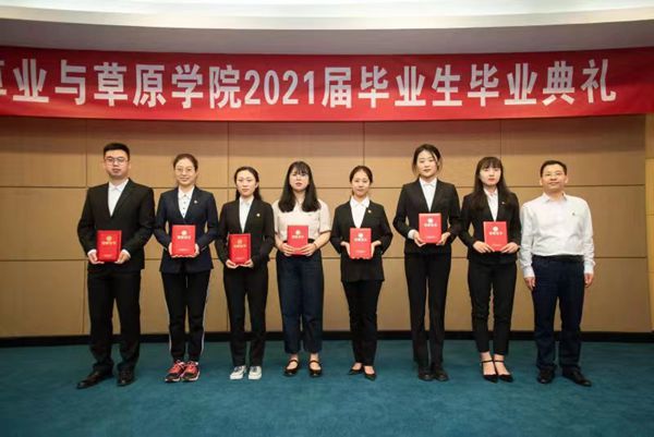 1d75e16d8ef34e729422bd618db41b9f.jpg 阮鹏副书记为获得2021届优秀毕业生干部颁奖.jpg