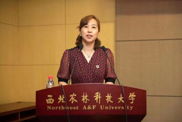 2323908bd855409d824ee2d5fa68e133.jpg 院党委书记苏蓉主持会议.jpg