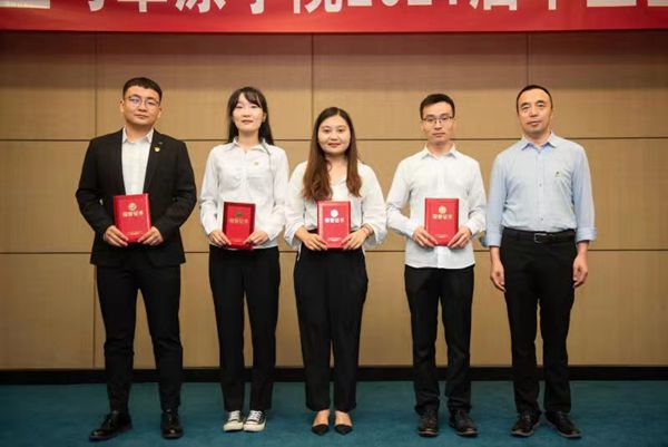 78de51b643a041f0a695bc4480d8c5e1.jpg 温仲明副院长为获得2021届优秀毕业研究生颁奖.jpg