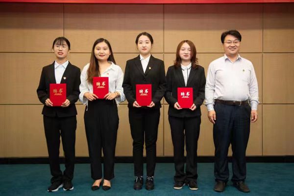 ce20cb90cb634ab2ac8b73e25cff64d9.jpg 杨培志副院长为校友联络员颁发聘书.jpg