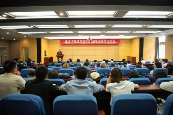 eeda4655146a429ea5a5b42659c67557.jpg 毕业典礼现场.jpg